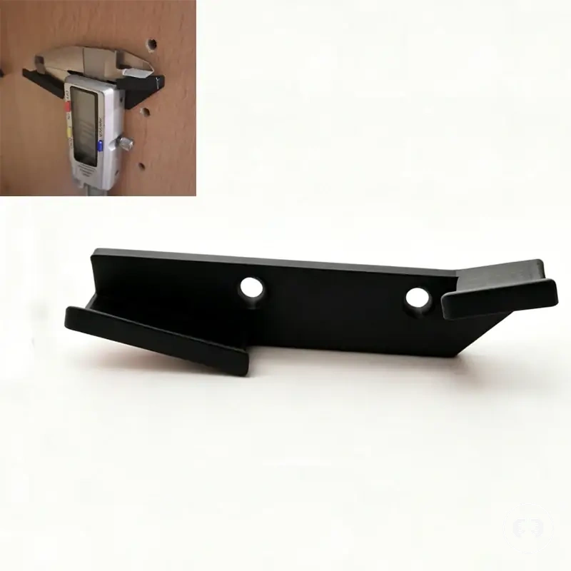 Soporte mural con gancho para guardar un calibre Vernier